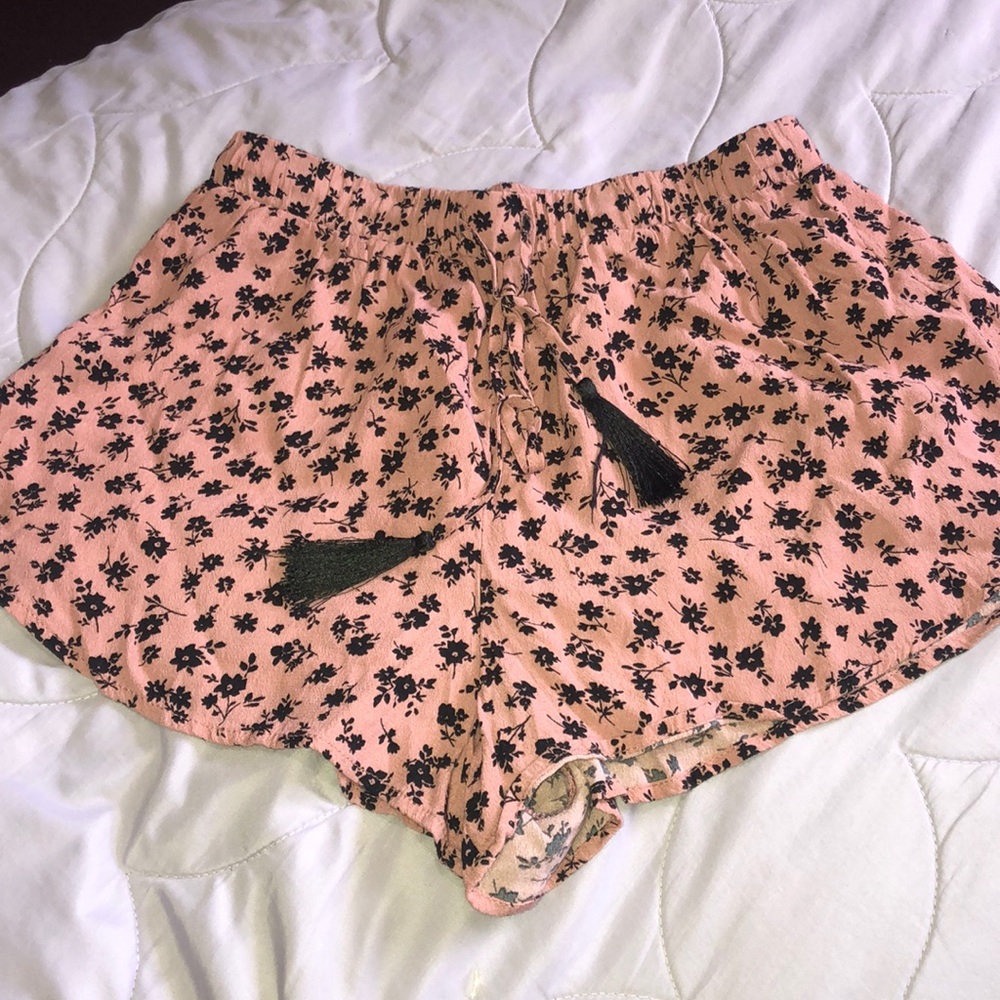Floral print shorts with tie in front